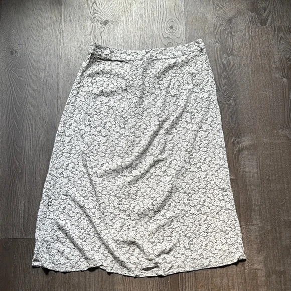 Elegant Gray Floral Skirt - Picture 3 of 3